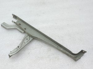 Oriģināls Toyota Avensis T25 dzinēja pārsega slēdzenes turētāja priekšējais kronšteins 5320805020