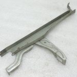 Oriģināls Toyota Avensis T25 dzinēja pārsega slēdzenes turētāja priekšējais kronšteins 5320805020