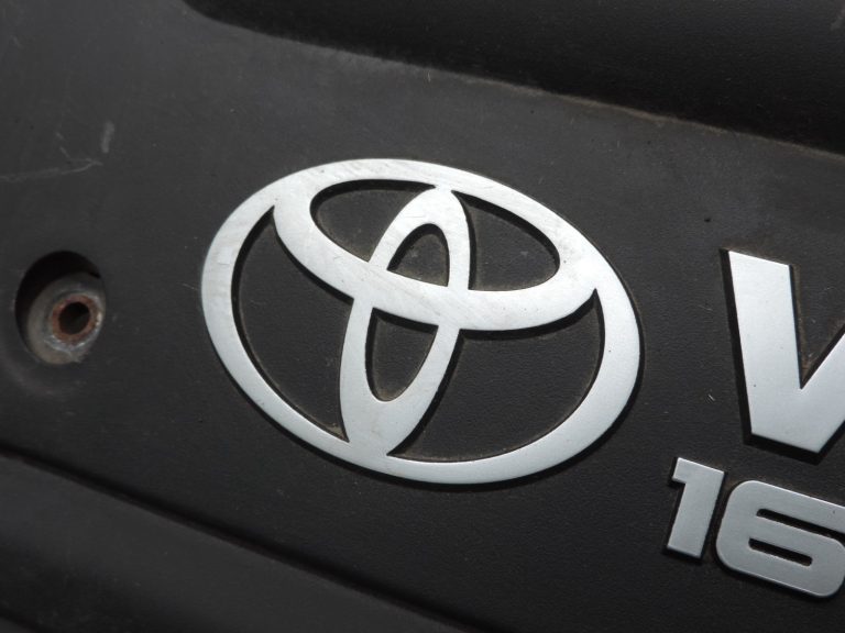 Oriģināls Toyota Avensis T25 Auris E15 Corolla E12 VVT-i 16 vārstu motora vāks