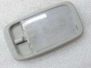 Oriģināls Toyota Yaris P10 aizmugurējais salona apgaismojums pelēks 8124005031B2