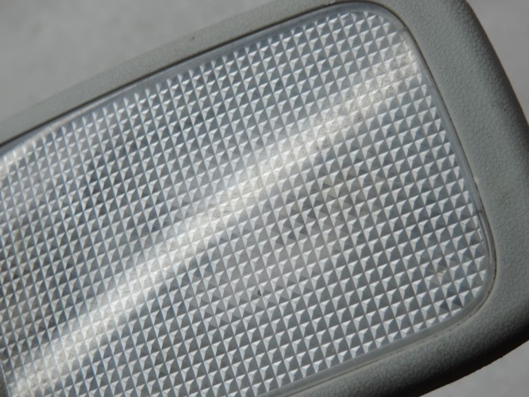 Oriģināls Toyota Yaris P10 aizmugurējais salona apgaismojums pelēks 8124005031B2