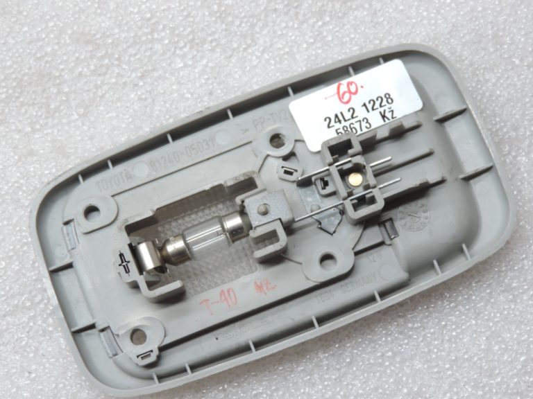 Oriģināls Toyota Yaris P10 aizmugurējais salona apgaismojums pelēks 8124005031B2