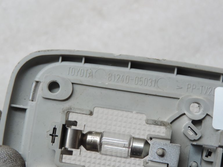 Oriģināls Toyota Yaris P10 aizmugurējais salona apgaismojums pelēks 8124005031B2