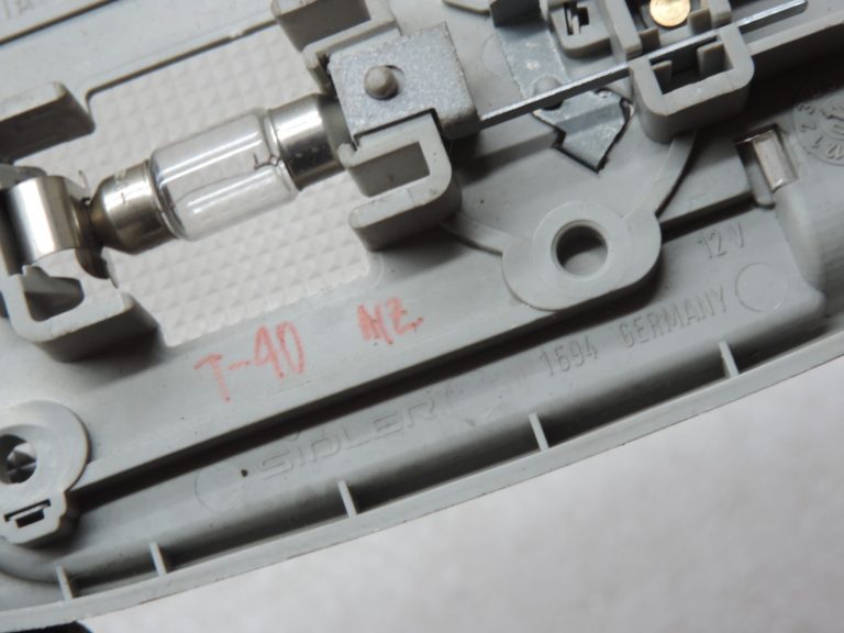 Oriģināls Toyota Yaris P10 aizmugurējais salona apgaismojums pelēks 8124005031B2