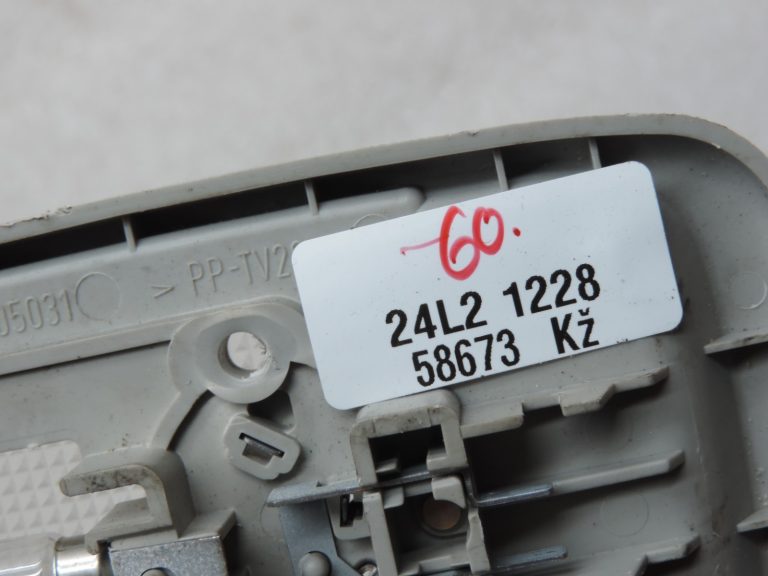 Oriģināls Toyota Yaris P10 aizmugurējais salona apgaismojums pelēks 8124005031B2