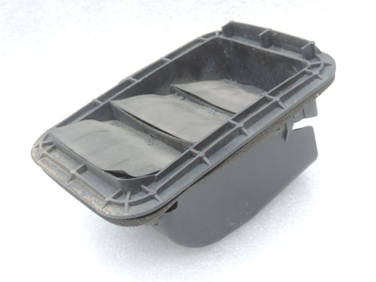 Oriģinālā Toyota RAV4 XA20 virsbūves ventilācijas režģa labā/kreisā puse