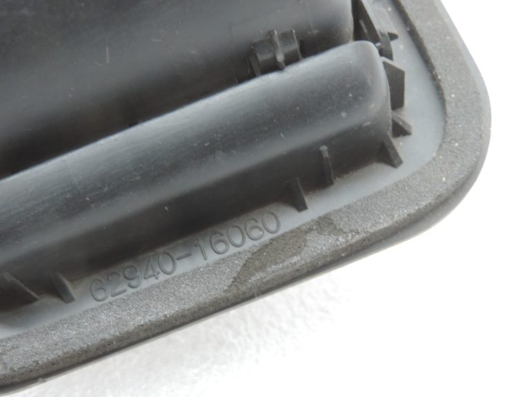 Oriģinālā Toyota RAV4 XA20 virsbūves ventilācijas režģa labā/kreisā puse