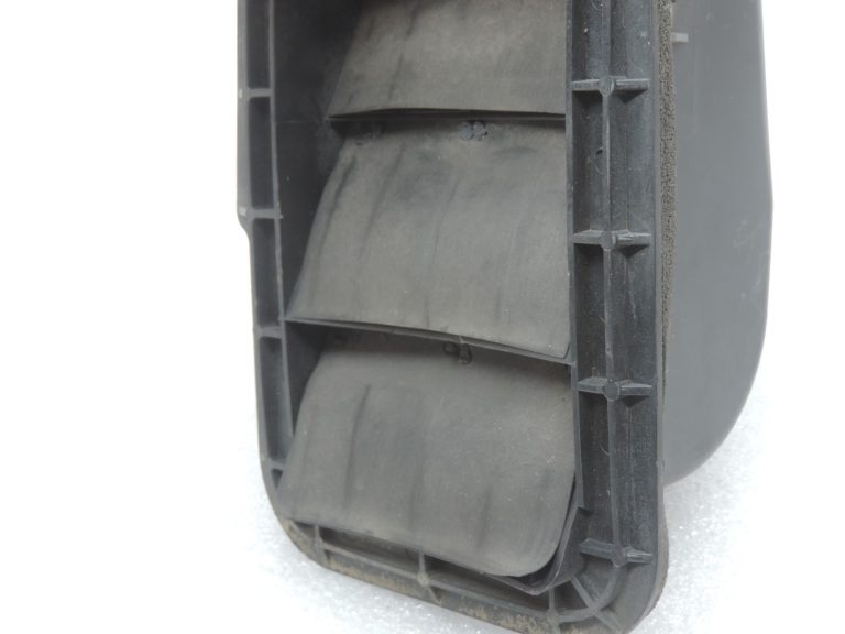 Oriģinālā Toyota RAV4 XA20 virsbūves ventilācijas režģa labā/kreisā puse