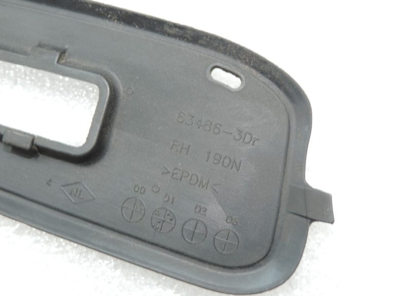 Oriģināls Toyota RAV4 II (XA20) labās jumta sliedes aizmugurējā vāciņa blīvējums 6348842010