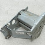 Oriģinālais 2007-2013 Toyota Auris E15 aizmugurējā bampera stiprinājuma kronšteins kreisais