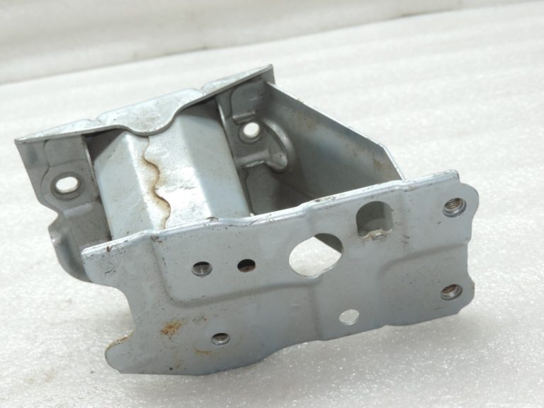 Oriģinālais 2007-2013 Toyota Auris E15 aizmugurējā bampera stiprinājuma kronšteins kreisais