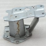 Oriģinālais 2007-2013 Toyota Auris E15 aizmugurējā bampera stiprinājuma kronšteins kreisais