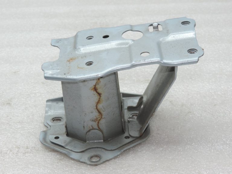 Oriģinālais 2007-2013 Toyota Auris E15 aizmugurējā bampera stiprinājuma kronšteins kreisais