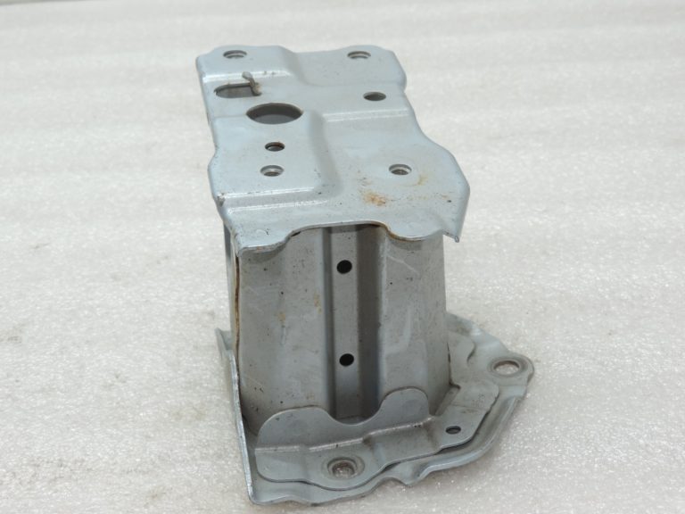 Oriģinālais 2007-2013 Toyota Auris E15 aizmugurējā bampera stiprinājuma kronšteins kreisais