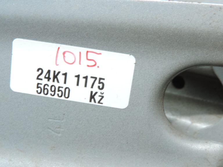 Oriģinālais 2007-2013 Toyota Auris E15 aizmugurējā bampera stiprinājuma kronšteins kreisais