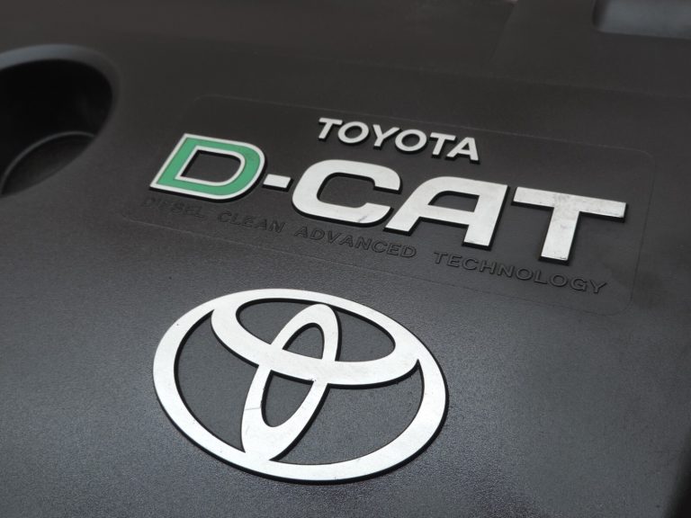 Oriģināls Toyota Avensis T25 2.2 D-CAT 2ADFHV motora vāks