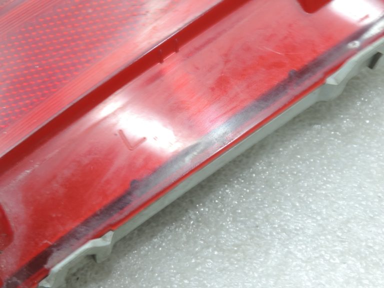 Oriģinālais 2011-2014 Toyota Yaris P13 aizmugurējais kreisais atstarotājs 815900D060
