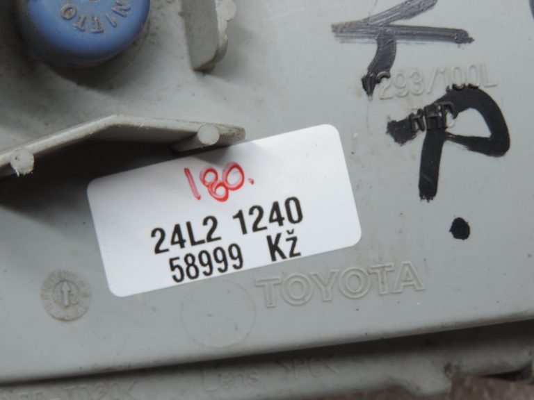 Oriģinālais 2011-2014 Toyota Yaris P13 aizmugurējais kreisais atstarotājs 815900D060