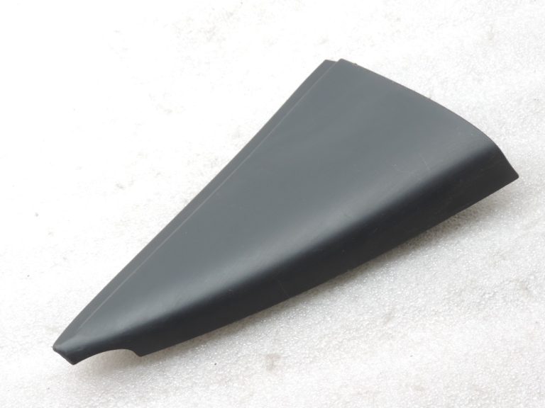 Oriģinālais2011-2020 Toyota Yaris P13 Aizmugurējo durvju vāks labās puses iekšpusē 676730D030C0
