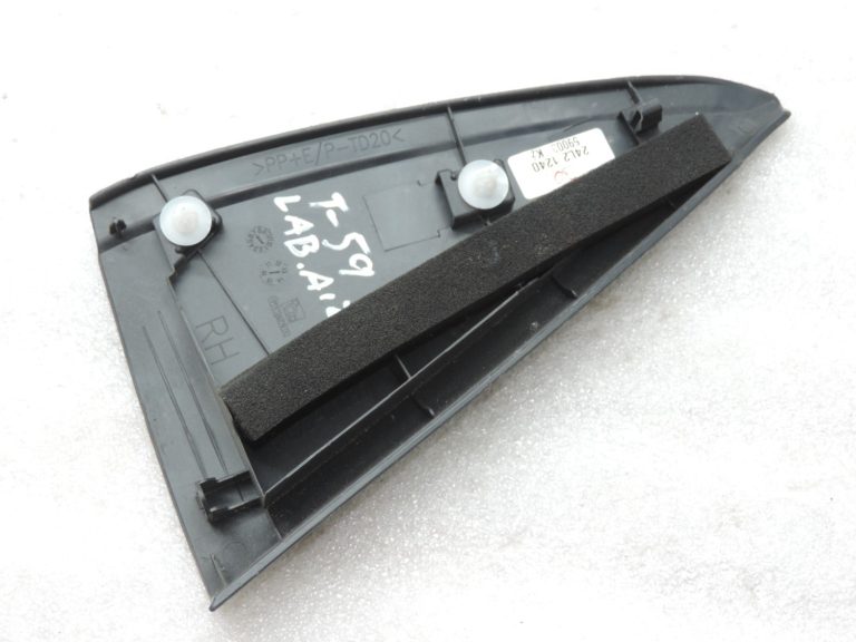 Oriģinālais2011-2020 Toyota Yaris P13 Aizmugurējo durvju vāks labās puses iekšpusē 676730D030C0