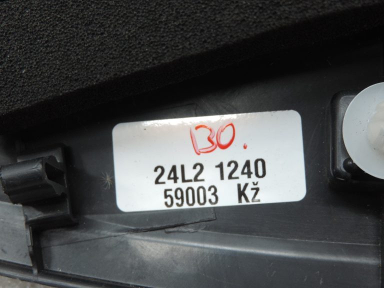 Oriģinālais2011-2020 Toyota Yaris P13 Aizmugurējo durvju vāks labās puses iekšpusē 676730D030C0