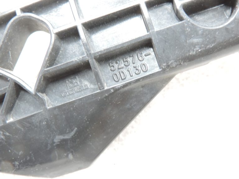 Oriģināls 2011-2014 Toyota Yaris P13 aizmugurējā bampera kronšteins kreisais 525760D130