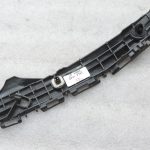 Oriģināls 2011-2014 Toyota Yaris P13 aizmugurējā bampera kronšteins kreisais 525760D130