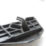Oriģināls 2011-2014 Toyota Yaris P13 aizmugurējā bampera kronšteins kreisais 525760D130