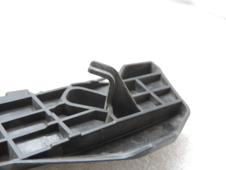 Oriģināls 2011-2014 Toyota Yaris P13 aizmugurējā bampera kronšteins kreisais 525760D130