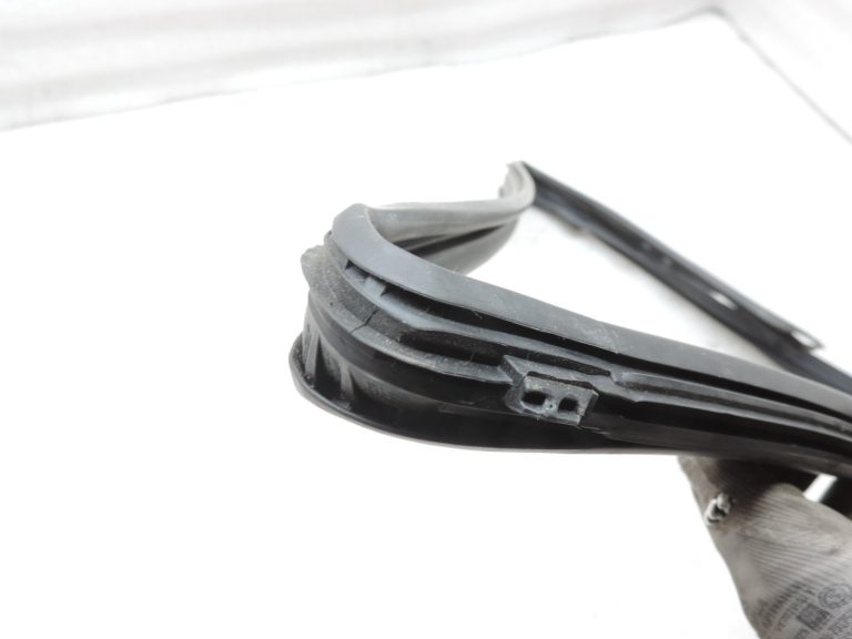 Oriģināls 2011-2014 Toyota Yaris P13 aizmugurējā kreisā stikla blīvējums 681520D100