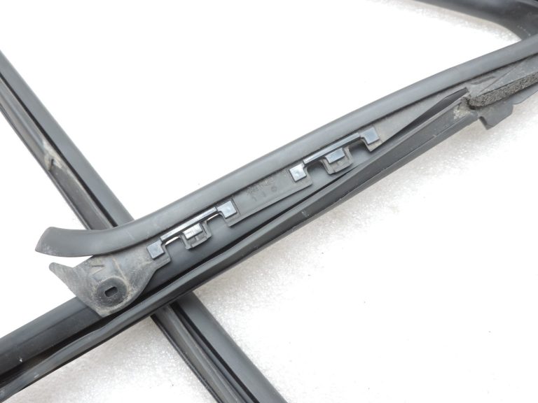Oriģināls 2011-2014 Toyota Yaris P13 aizmugurējā kreisā stikla blīvējums 681520D100