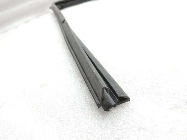 Oriģināls 2011-2014 Toyota Yaris P13 aizmugurējā kreisā stikla blīvējums 681520D100
