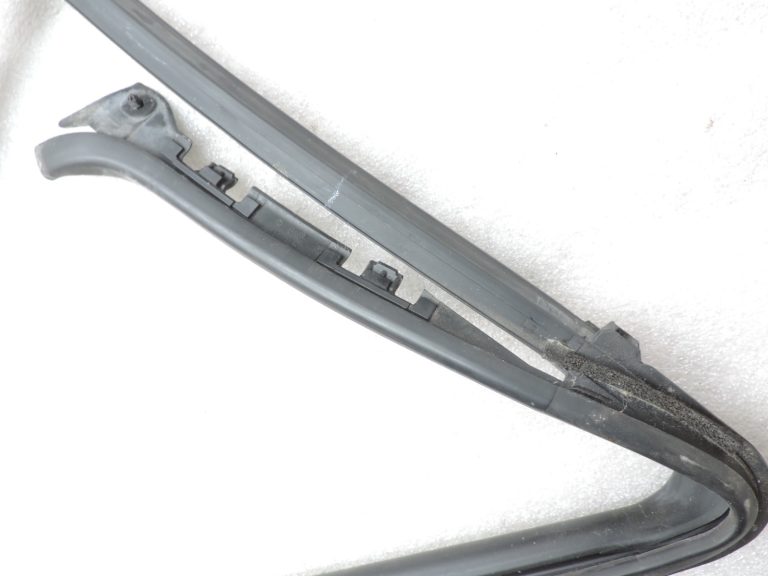 Oriģināls 2011-2014 Toyota Yaris P13 aizmugurējā labā stikla blīvējums 681420D120