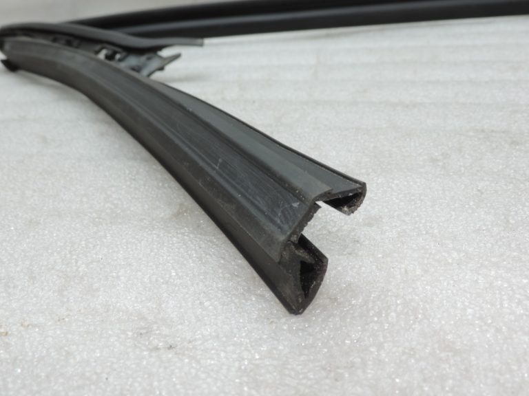 Oriģināls 2011-2014 Toyota Yaris P13 aizmugurējā labā stikla blīvējums 681420D120