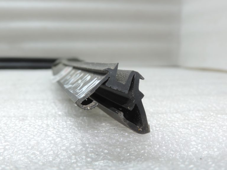 Oriģināls 2011-2014 Toyota Yaris P13 aizmugurējā labā stikla blīvējums 681420D120