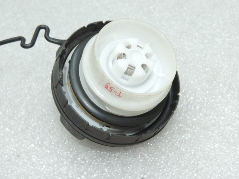 Oriģinālais Toyota Yaris P13 1.3 VVT-i degvielas uzpildes vāks 7730052030