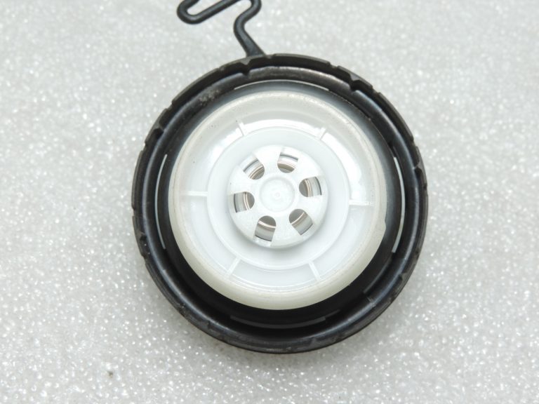 Oriģinālais Toyota Yaris P13 1.3 VVT-i degvielas uzpildes vāks 7730052030