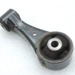 Oriģināls Toyota Yaris P13 1.3 1NR-FE motora aizmugurējais stiprinājums 123630Y040