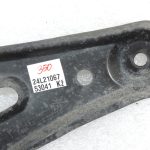 Oriģinālā Toyota Yaris P13 1.3 VVTi apakšējā stiprinājuma kronšteins aizmugurējais kreisais