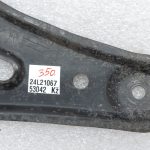 Oriģinālā Toyota Yaris P13 1.3 VVTi apakšējā stiprinājuma kronšteins aizmugurējā labajā pusē