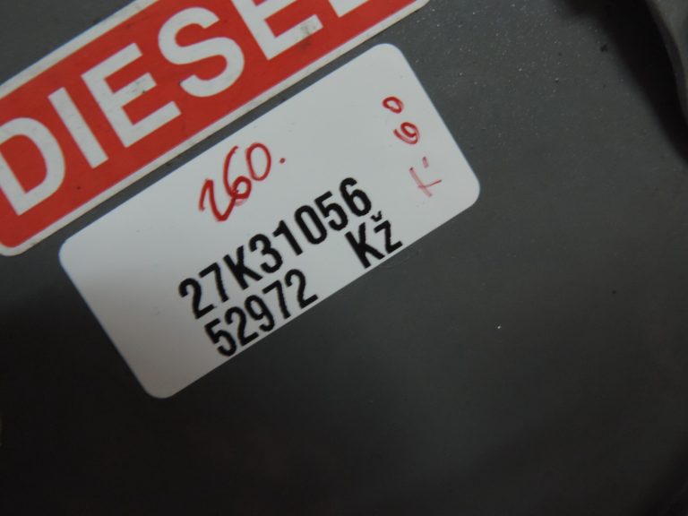 Oriģināls Toyota Yaris P9 dīzeļdegvielas uzpildes vāciņš sudraba krāsā (1F8) 7735052130