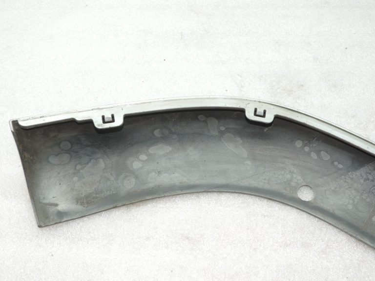 Toyota Corolla Verso AR10 priekšējā bampera pārsegs apakšējais kreisais 1C0 sudraba krāsā