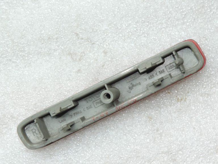 Oriģināls Toyota Corolla Verso AR10 aizmugurējā bampera atstarotājs labajā pusē 8191021050