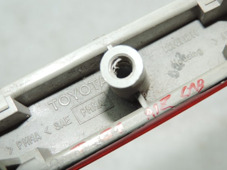 Oriģināls Toyota Corolla Verso AR10 aizmugurējā bampera atstarotājs labajā pusē 8191021050