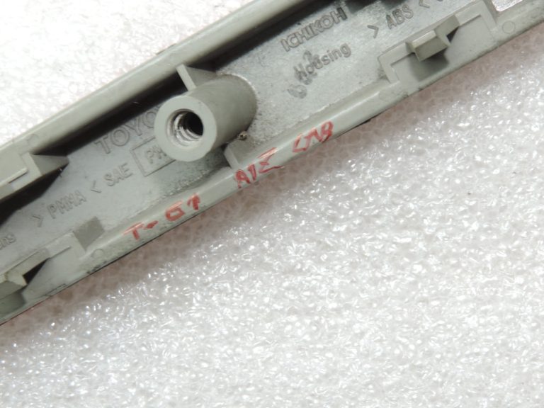 Oriģināls Toyota Corolla Verso AR10 aizmugurējā bampera atstarotājs labajā pusē 8191021050
