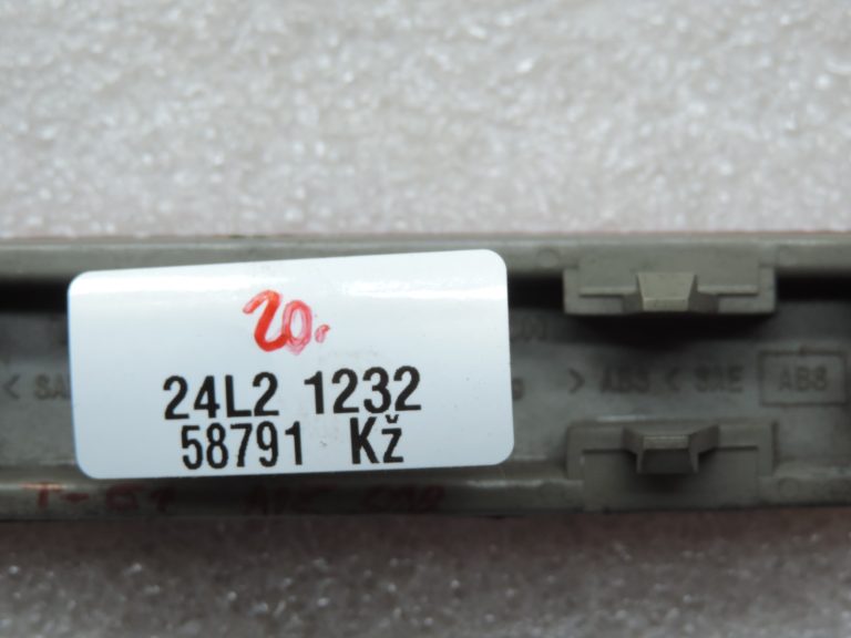 Oriģināls Toyota Corolla Verso AR10 aizmugurējā bampera atstarotājs labajā pusē 8191021050
