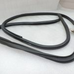 Oriģinālais Toyota RAV4 III (XA30) durvju blīvējums priekšējo labās puses durvju priekšpusē 6786142050