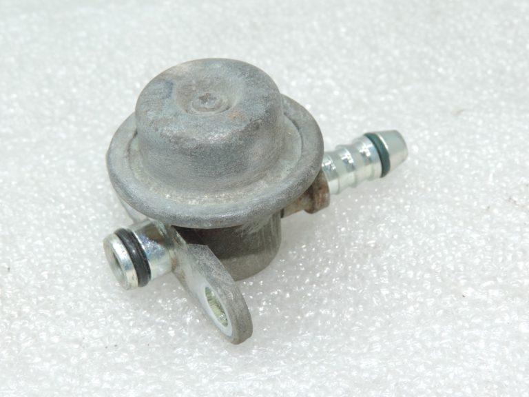 Oriģināls Toyota Yaris P9 1.3 VVT-i (2SZFE) degvielas iesmidzinātāja sliedes degvielas spiediena regulators