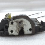 Oriģinālā Toyota Yaris P9 durvju slēdzene priekšējā kreisā centrālā bloķēšana 690400D140