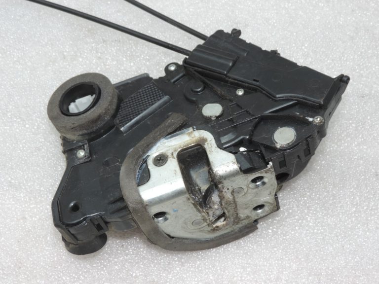 Oriģinālā Toyota Yaris P9 durvju slēdzene priekšējā kreisā centrālā bloķēšana 690400D140